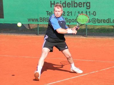 Hans holt zur Rückhand aus