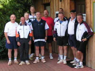 Gruppenbild vor dem Clubheim