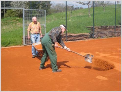Robi und Gerhard beim einstreuen
