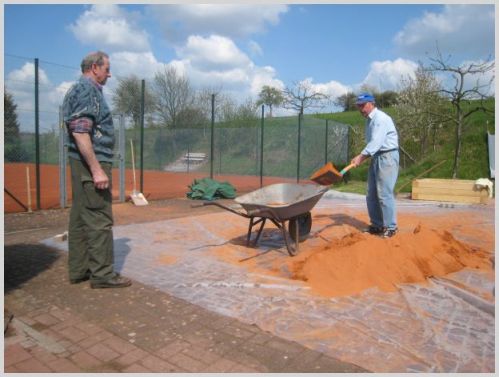 Heiner und Hartmut bringen neuen Sand