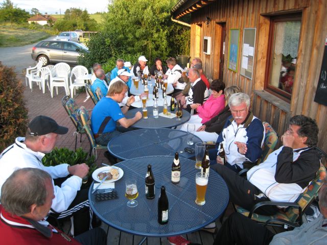 Gem&uuml;tliche Runde beim Clubheim