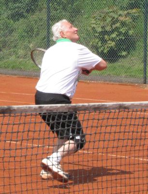 Josef holt aus