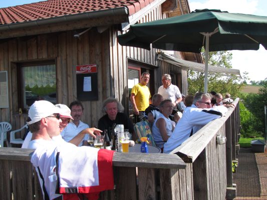 Die Zuschauerschar auf der Terrasse