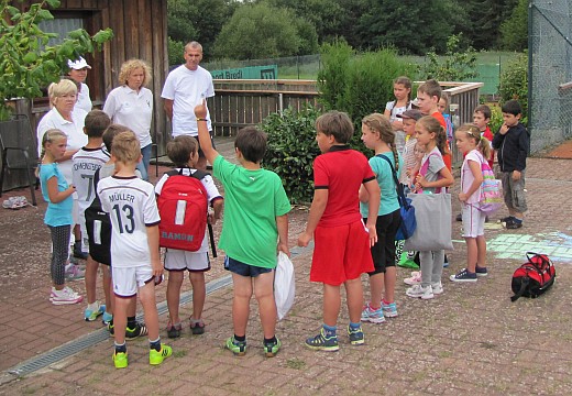 Die Betreuer stellen die Spielstationen und den Ablauf vor