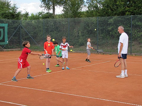 Die großen spielen mit richtigen Tennisbällen