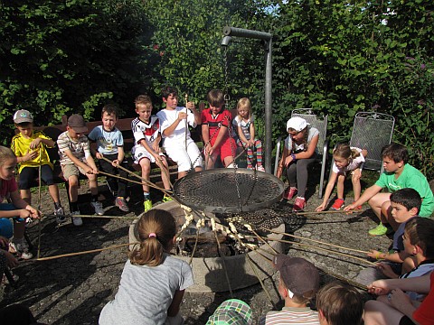 Stockbrot und Wurst am Lagerfeuer