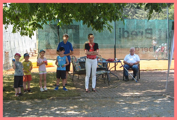 An der Boulebahn zeigen die Kids unserer Sportkreisvorsitzenden was sie knnen