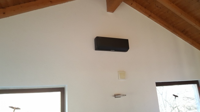 Dezenter Wärmetauscher an der Wand