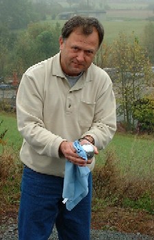 Sorgf&auml;ltig wird der Wurf vorbereitet