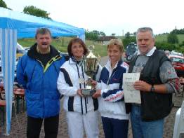 Die Siegerinnen aus Waldbrunn mit Wanderpokal